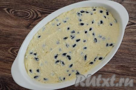 Форму для выпечки (я использовала овальную форму размером 16 на 26 сантиметров) смазать растительным маслом. Выложить в форму тесто, хорошо разровнять его.