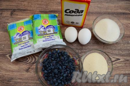 Подготовить продукты для приготовления творожной запеканки с жимолостью. Жимолость можно взять как свежую, так и замороженную.