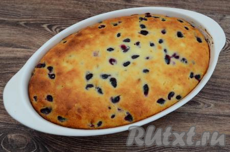 Творожную запеканку с жимолостью&nbsp;выпекать в духовке, заранее прогретой до 180 градусов, 35-40 минут (до приятного подрумянивания выпечки).