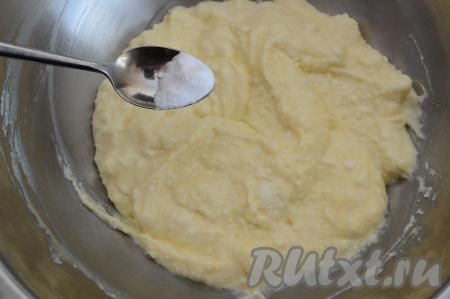 Затем всыпать соду.&nbsp;Вмешать соду в творожную массу. Благодаря соде запеканка будет более воздушной.