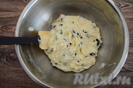 Аккуратно перемешать, равномерно распределяя жимолость по творожно-манному тесту.