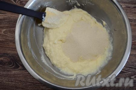 Всыпать к творожной массе манку и перемешать. Оставить тесто для запеканки на 10-15 минут, чтобы манка набухла.