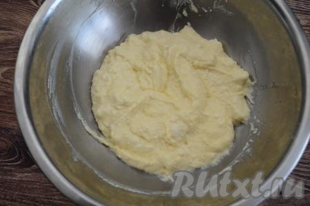 Смешать творог, сахар и яйца до получения однородной массы (я вначале перемешиваю вилкой, а затем довожу творожную массу до однородности с помощью силиконовой лопатки).