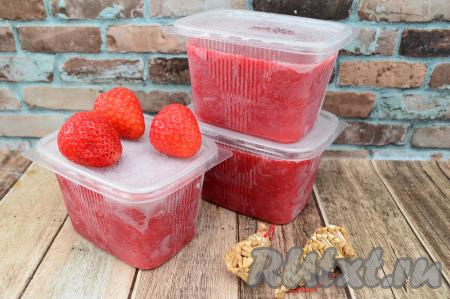 Зимой яркую, ароматную, вкусную замороженную клубнику, перетёртую с сахаром, можно достать из морозилки, слегка разморозить и есть как фруктовое мороженое. Можно дать разморозиться при комнатной температуре и использовать для приготовлении десертов, выпечки, да и просто подать к чаю. Эта заготовка готовится за считанные минуты, а съедается она одной из первых, уж очень хороша она на вкус!