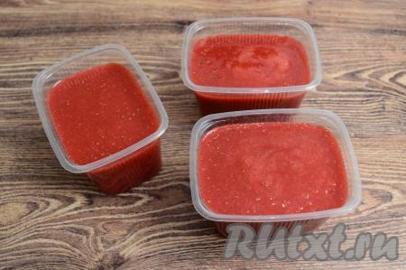 Клубничное пюре, смешанное с сахаром, разложить по чистым пластиковым контейнерам. Я разложила по 3 контейнерам объёмом по 350 миллилитров.