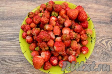 Удалить у клубники чашелистики, хорошо промыть ягоды водой, затем дать немного обсохнуть.&nbsp;