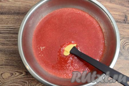 Количество сахара можно регулировать в зависимости от ваших вкусовых предпочтений. Я добавила 150 грамм сахара, у меня получилась в меру сладкое клубничное пюре. Вы можете ориентироваться на свой вкус, кроме того, сама клубника может быть сладкой или не очень. У меня была не очень сладкая ягода. 