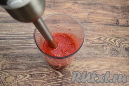 При помощи погружного блендера пробить клубнику в однородное пюре.