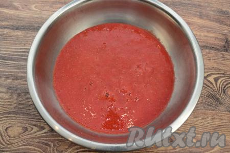 Перелить пюрированные ягоды в глубокую миску.