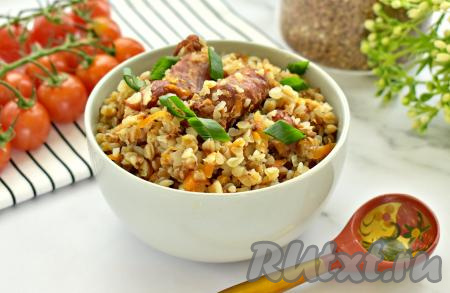 Аппетитную, рассыпчатую гречку вместе с ароматными рёбрышками раскладываем по тарелкам и в горячем виде подаём к столу, украсив, по желанию, зеленью.