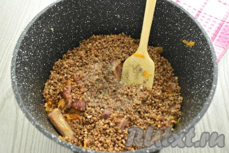 Затем к рёбрам и овощам выкладываем подготовленную гречку, по вкусу солим и перчим. Можете добавить свои любимые специи или приправы.