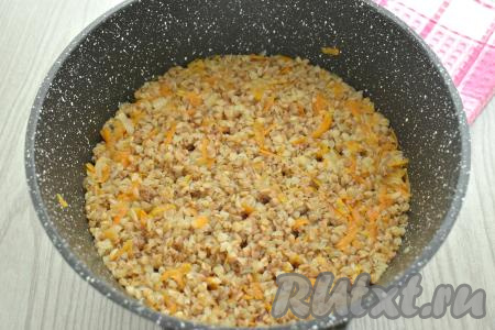 После закипания воды убавляем огонь до минимума, готовим гречку с копчёными рёбрышками 20 минут (до мягкости гречки и полного выпаривания воды) под крышкой.