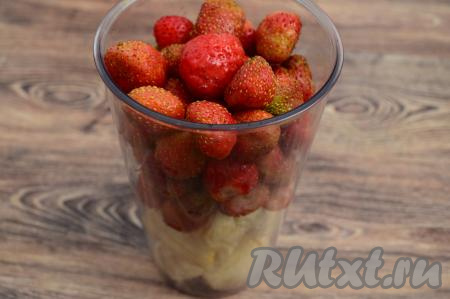 Поверх бананов выложить подготовленные ягоды клубники.