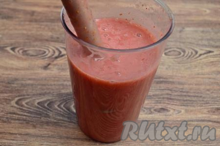 При помощи погружного блендера пробить клубнику и бананы до получения однородного пюре. Попробовать пюре на вкус, если сладости вам будет не хватать, тогда добавьте по вкусу сахар, и ещё раз пробейте погружным блендером, чтобы сахар хорошо распределился по пюре. Мне сладости хватило, я сахар не добавляла. Всего у меня получилось около 700 миллилитров клубнично-бананового пюре.