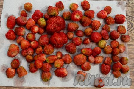 Клубнику отделить от чашелистиков, хорошо промыть водой, а затем немного обсушить, разложив ягоды на бумажном полотенце.