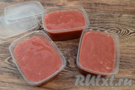 Подготовленное ягодно-фруктовое пюре разлить по пластиковым контейнерам. Я заполнила 3 контейнера по 250 миллилитров каждый.