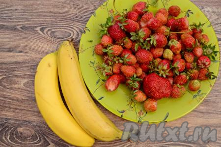 Подготовить ингредиенты для приготовления клубники, замороженной с бананом. Бананы желательно брать сладкие, спелые или немного даже переспелые. Клубнику тоже лучше взять сладкую.