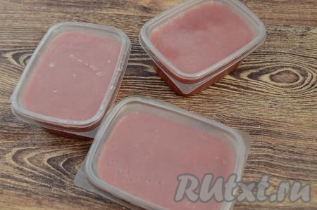 Плотно закрыть контейнеры с клубнично-банановым пюре крышками и отправить их в морозилку.