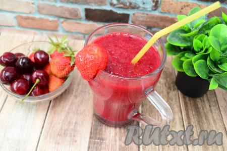 Яркий, вкусный, воздушный, полезный смузи, приготовленный&nbsp;с клубникой и черешней, разлить по чашкам. Этот напиток не стоит делать впрок, его нужно сразу подавать к столу.