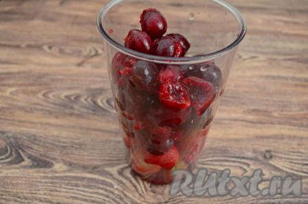 Поверх клубники разместить черешню без косточек.