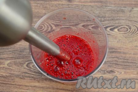 Пробить черешню с клубникой погружным блендером в течение 2-3 минут. Напиток должен стать однородным, воздушным, покрытым аппетитными пузырьками. Сахар я не добавляю. Вы же можете попробовать смузи на вкус, если сладости ягод вам недостаточно, тогда добавьте по вкусу сахар и снова хорошо взбейте напиток блендером, чтобы сахар растворился. Из предложенного количества ингредиентов выходит 450 миллилитров смузи.