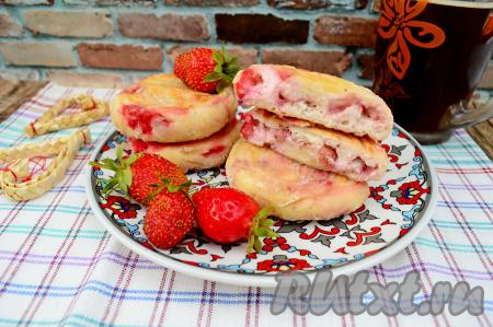 А вот как аппетитно сырник выглядит в разрезе. Сырники с клубникой получаются очень нежными, воздушными, есть их одно удовольствие!