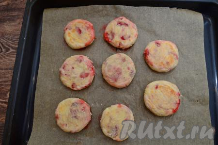 По прошествии 20 минут достать противень из духовки, перевернуть сырники и отправить в духовку ещё на 10 минут.