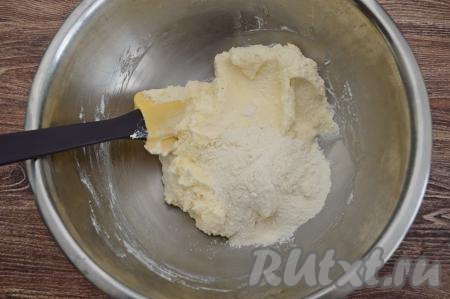 Затем всыпать к творожной массе половину столовой ложки муки.