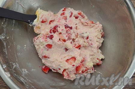 Аккуратно с помощью лопатки вмешать клубнику в творожное тесто.