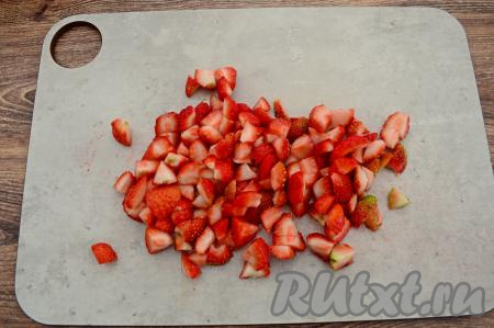 Клубнику нарезать на небольшие кусочки.