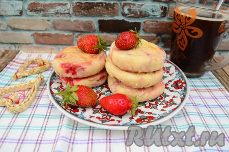 А затем вкусные, полезные сырники с клубникой достать из духовки и можно подавать к столу, дополнив, по желанию, сметаной.