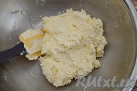 Вмешать муку в творожную массу и начать подсыпать понемногу ещё муку, каждый раз хорошо вмешивая её в тесто. Итоговое творожное тесто для сырников должно получиться комковатым, липким, но при этом держащим форму, если его сжать в ладони. Как только добились такой консистенции теста, значит больше не нужно добавлять муку. Мне потребовалось добавить 50 грамм муки, но количество муки, которое приходится добавить, зависит и от влажности творога, и от размера яйца, и от самой муки. Так что следите визуально за консистенцией, добавляйте и вмешивайте муку в тесто постепенно.