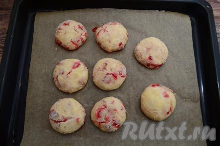 Противень с сырниками с клубникой отправить в разогретую до 180 градусов духовку на 20 минут.