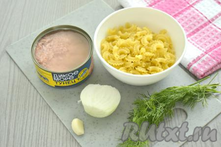 Для этого блюда можно использовать макароны любой формы. Очищаем лук и чеснок.&nbsp;