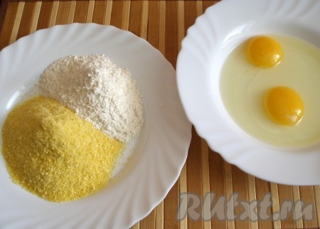 Смешать кукурузные панировочные сухари с мукой. Яйца взбить вилкой.