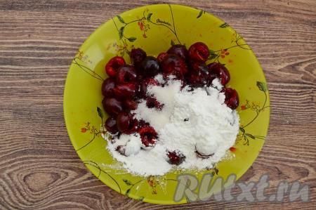 Подготовленную черешню без косточек выложить в глубокую миску, добавить сахар и крахмал, перемешать до однородности. Черешня - достаточно сочная ягода, чтобы сок не вытекал в процессе выпечки, в начинку добавляется крахмал, он желирует ягоды и сок практически не вытекает из штруделя в духовке.&nbsp;