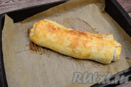 Отправить противень в духовку, разогретую до 200 градусов, выпекать штрудель с черешней&nbsp; минут 20-25 (до подрумянивания слоёного теста).