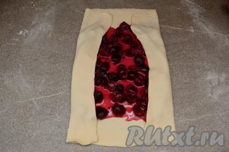 Подвернуть две противоположных стороны теста на начинку.