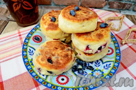Пышные, нежные, в меру сладкие сырники с приятной кислинкой жимолости горячими подать к столу, дополнив, по желанию, сметаной.