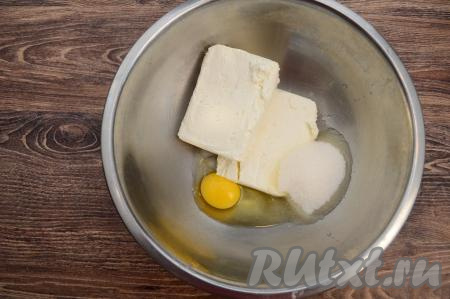 В глубокой миске соединить творог, сырое яйцо и сахар.