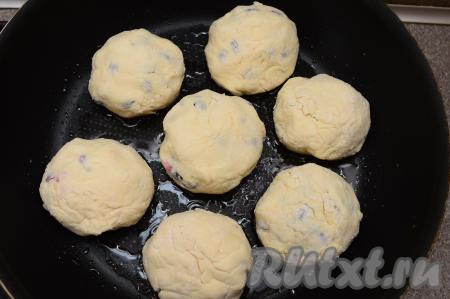 Сковороду хорошо разогреть с растительным маслом. Выложить на разогретую сковороду сырники с жимолостью.