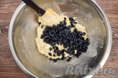 В получившееся творожное тесто для сырников всыпать жимолость.