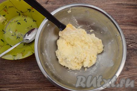 Добавляя понемногу муку, учитывайте, что итоговое тесто для сырников должно быть липким, но при этом держать форму, если немного сжать его в ладони. В общей сложности в творожное тесто для сырников я добавила 50 грамм муки, но количество муки, которое нужно будет добавить, зависит и от качества пшеничной муки, и от влажности творога, и от размера яйца.