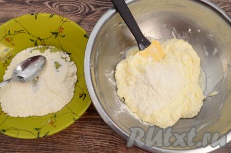 В получившуюся творожную массу начать по половине столовой ложки добавлять муку, каждый раз хорошо вмешивая её лопаткой. Постепенное добавление муки позволяет контролировать густоту замешиваемого теста. Сырники не любят лишней муки. Но, если муки будет мало, тогда сырники будут плохо держать форму и "расползутся" при жарке.