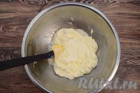 Вначале растереть творог с сахаром и яйцом вилкой, а затем, перемешивая с помощью силиконовой лопатки, довести творожную массу до однородности.