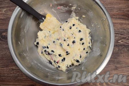 Аккуратно лопаткой (или столовой ложкой) вмешать жимолость в тесто, равномерно распределяя ягоды по всему тесту.