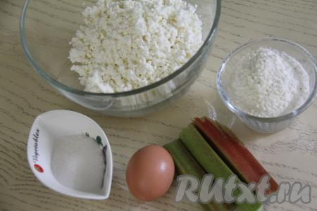 Подготовить продукты для приготовления сырников с ревенем. Стебли ревеня промыть водой.&nbsp;Для приготовления этих сырников я купила творог жирностью 9%, но, в принципе, можно взять творог любой жирности и консистенции.