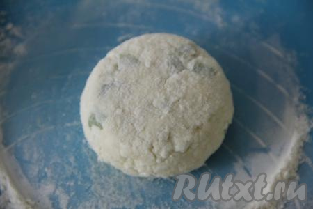 В отдельную тарелку насыпать муку. Перед формированием каждого сырника руки нужно слегка смачивать водой, чтобы тесто меньше липло к рукам. Влажными руками из каждой части теста формировать округлый сырник, выкладывать его на тарелку с мукой, сразу обваливать в муке со всех сторон.