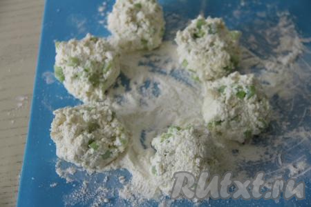 Разделить получившееся творожно-ревеневое тесто на 6 равных частей.