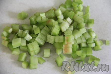 Нарезать ревень на мелкие кубики - чем мельче, тем лучше.